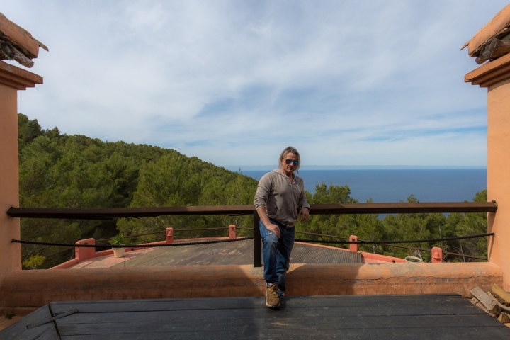 Desde su casa en Sant Joan de Labritja ha llegado incluso a divisar ballenas.