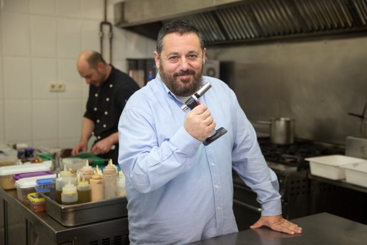 Se crió en el bar familiar y tanto su madre como su abuela eran cocineras.