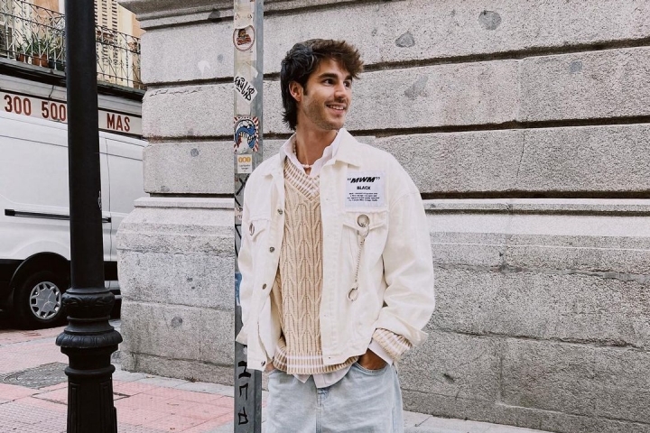 El actor se mueve por las calles de su barrio en la capital: Malasaña. Foto: Instagram