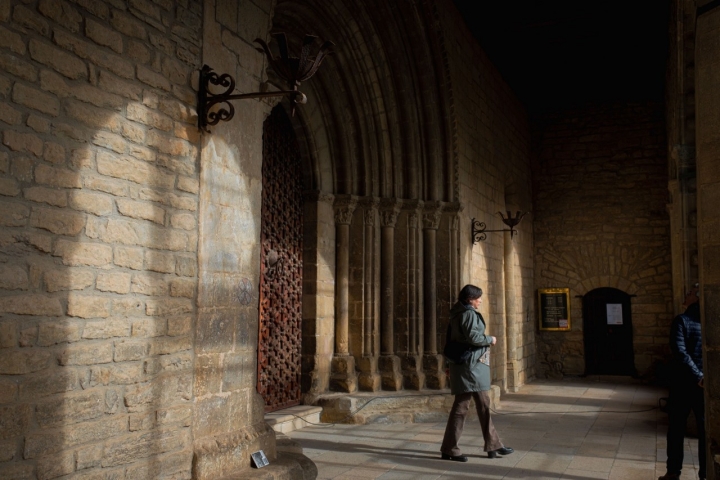 La portada románica es espectacular por su abocinamiento, sus capiteles y sus columnas adosadas.