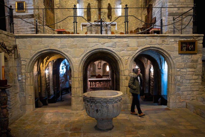 Abajo las criptas, construidas más que excavadas, y arriba el altar mayor