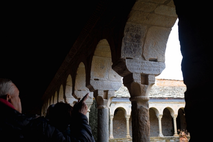 Numerosas inscripciones grabadas en la piedra recuerdan a la comunidad que aquí vivió.