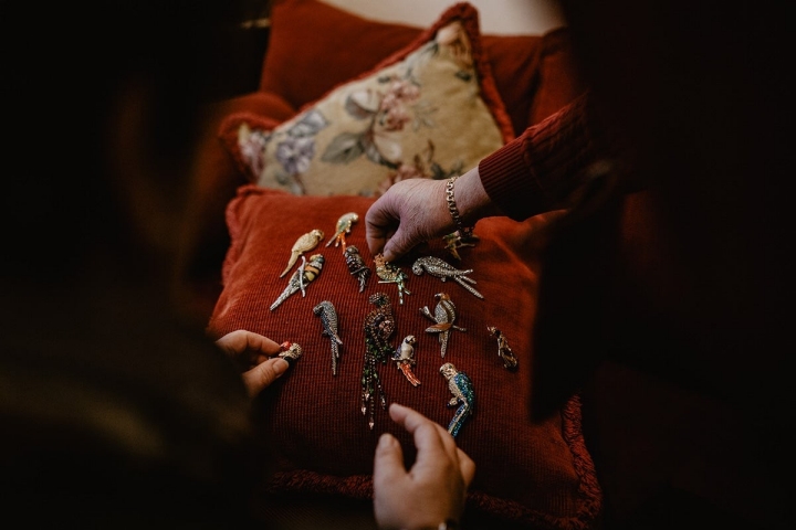 Muestra de la colección de broches de loros traídos por Gloria de sus viajes.