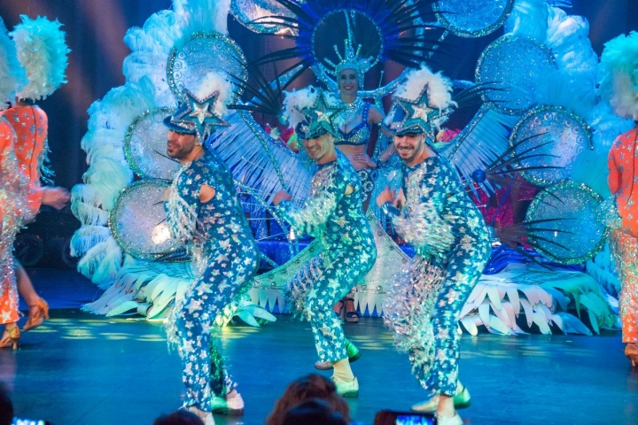 Los Cariocas realizan actuaciones durante todo el año para costearse los trajes de Carnaval.