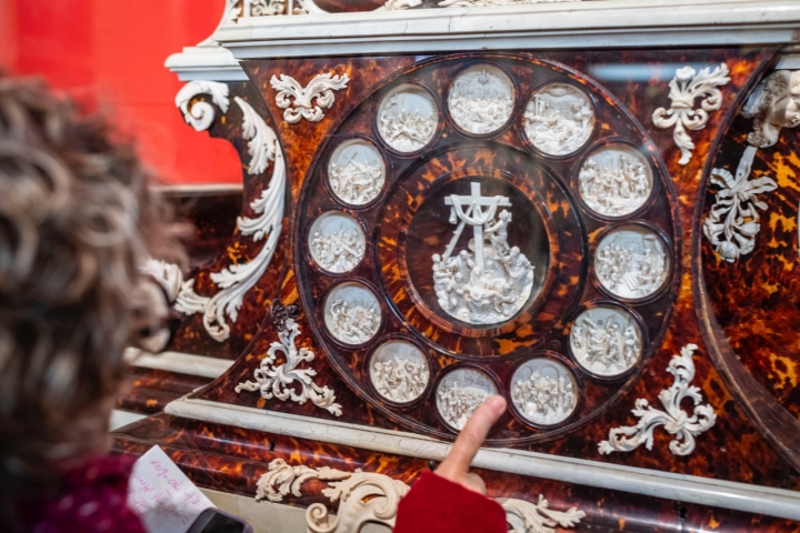 Detalle del calvario de marfil y carey. 