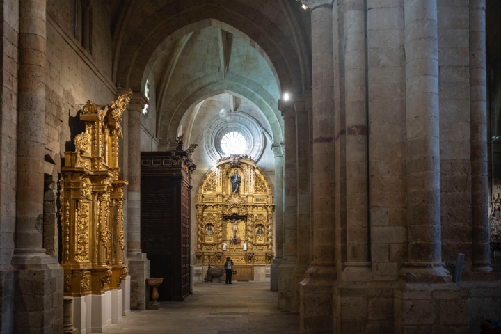 La grandeza de las naves y el barroco impactan.