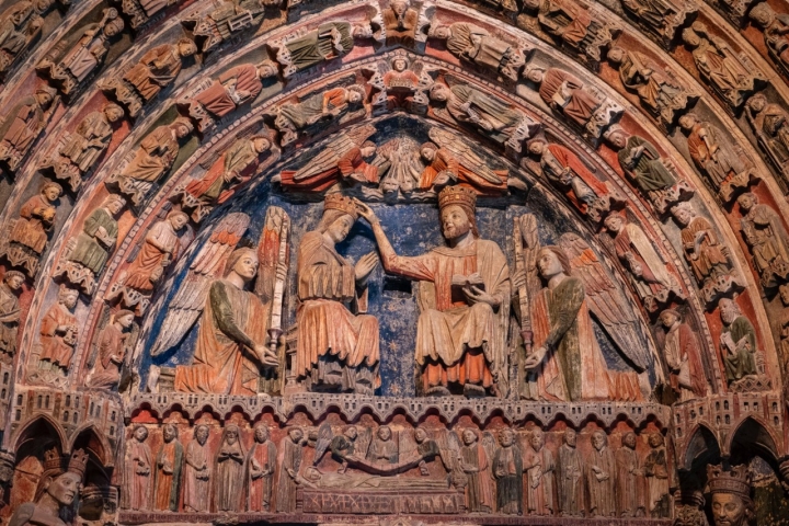 Bajo la coronación, la “Dormición de la Virgen” y la inscripción de Domingo Peláez, autor de la primera policromía.  