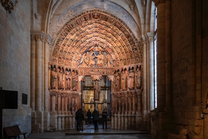 La policromía ha sobrevivido bajo capas de pintura.