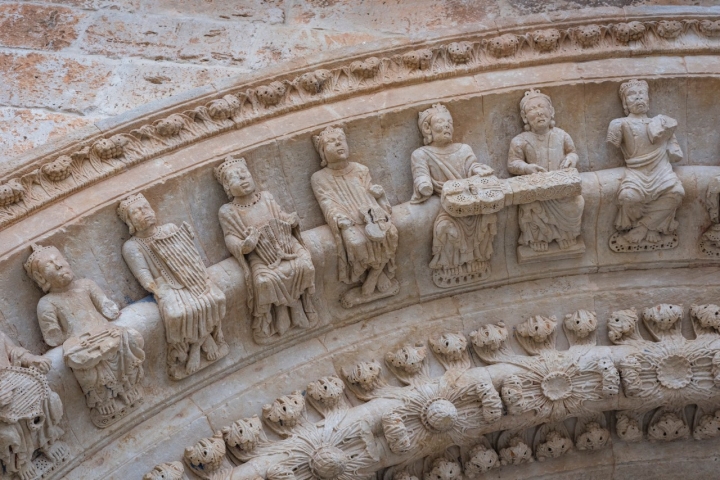 Parte de los 24 ancianos músicos y sus instrumentos, algunos de cuyos nombres ya no se conocen popularmente. 