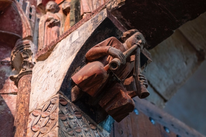 Detalle de otro de los ángeles del Pórtico de la Majestad.