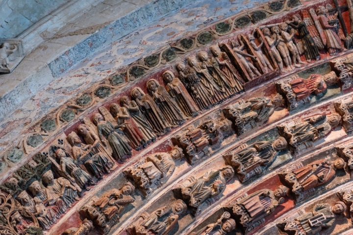 Los resucitados, acompañados por ángeles, caminan hacia Jesús Juez.