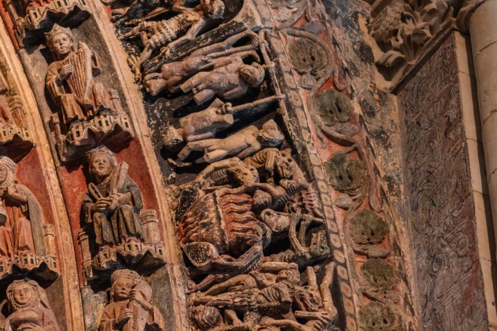 El Pórtico de la Majestad es de los más explícitos ante el Juicio Final y los pecadores.