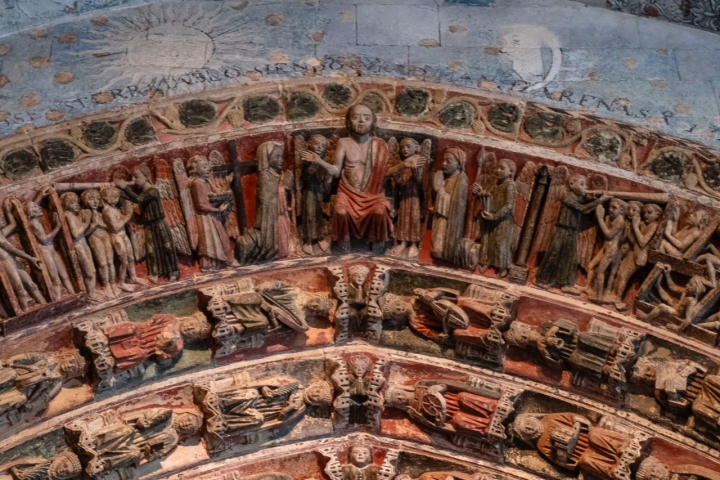 Arriba, un Jesús sobresaliente de las arquivoltas interpreta su papel de juez. 