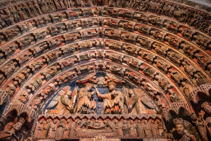 Bajo la coronación, la “Dormición de la Virgen” y la inscripción de Domingo Peláez, autor de la primera policromía.