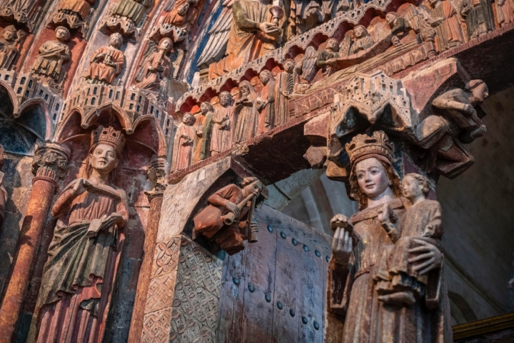 De izda a dcha, el rey Salomón, ángel músico y columna de la Virgen, similar a la Puerta de la Virgen de Notre-Dame. 