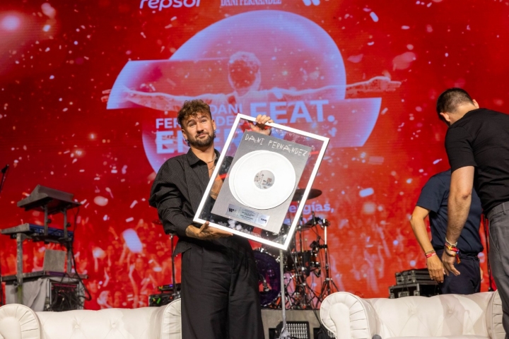 Dani Fernández recogiendo su disco de plantino