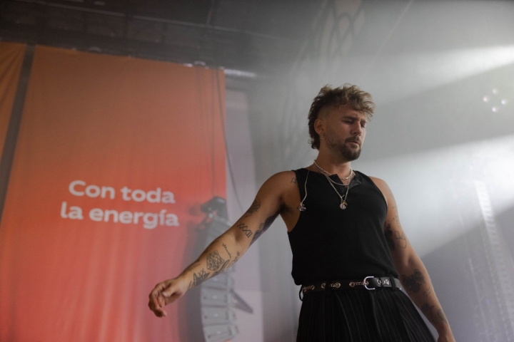 Dani Fernández en el escenario 'Con toda la energía'