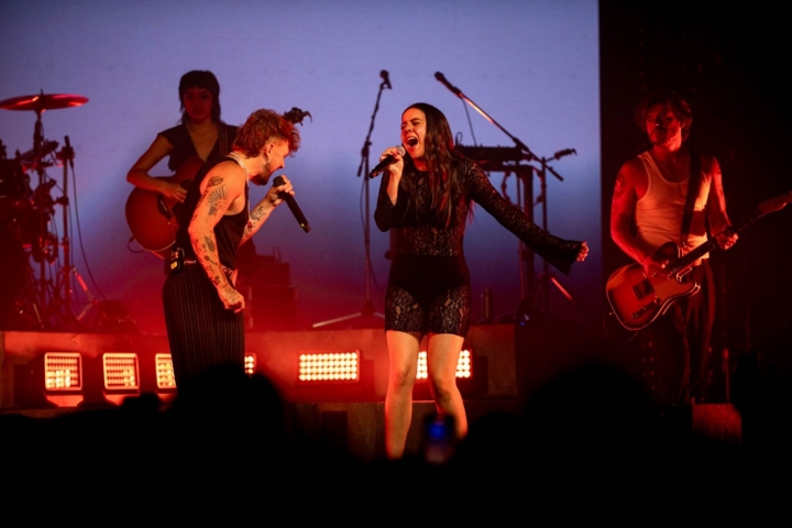 Dani Fernández cantando junto a Valeria Castro