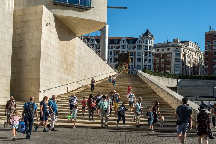 La escalinata del museo que lleva hasta la escultura Puppy.