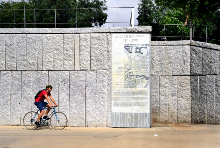 Un ciclista pasa ante la entrada del Túnel de Bonaparte en Madrid Río. Foto: © Alfredo Merino