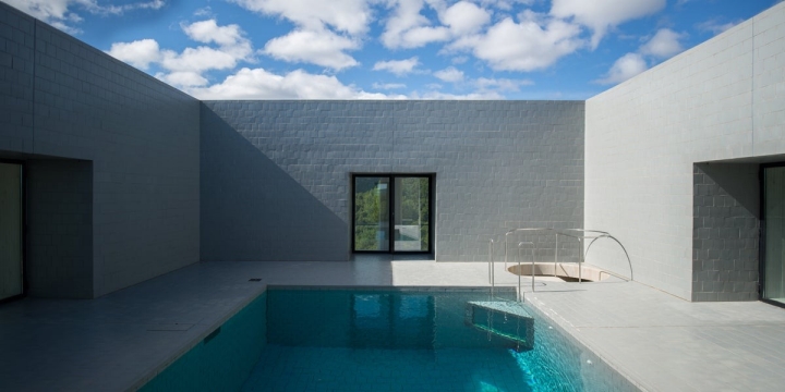 'Cimaise' asoma entre los almendros y pinos.