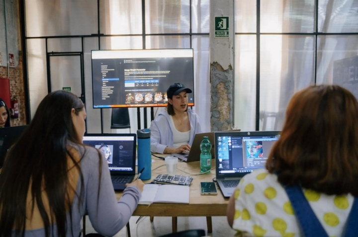 Se trata de un estudio donde explorar las relaciones entre el mundo físico y el digital.