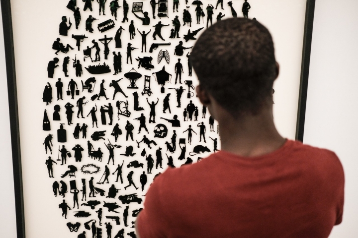 Sabrina trabaja con soportes como la pintura, la instalación o la fotografía.