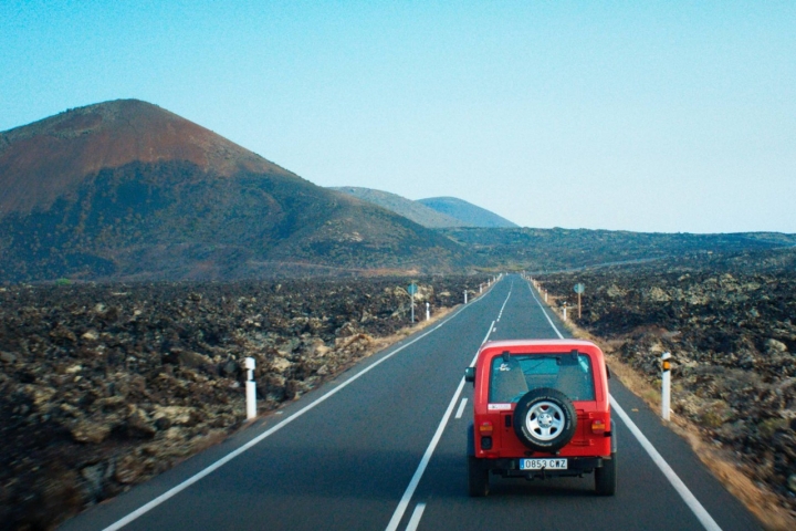 Un coche en una carretera de Lanzarote en una de las escenas del filme