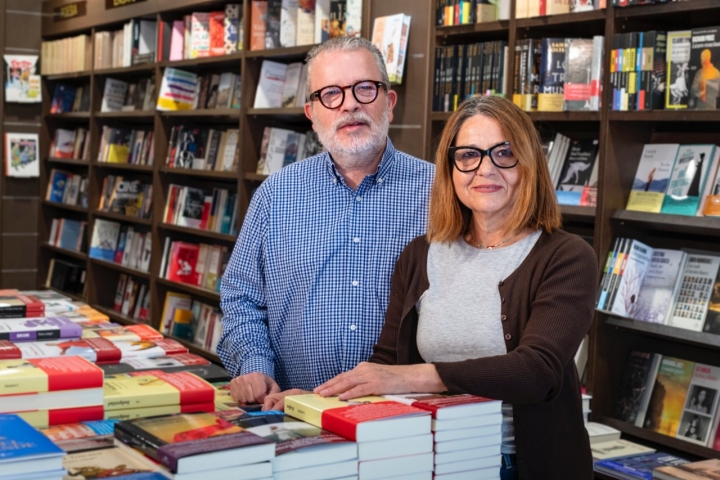 Antonio e Inma, dueños y libreros de Librería Méndez