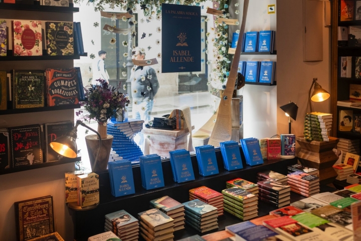 Escaparate de la librería In-Verso (Madrid)