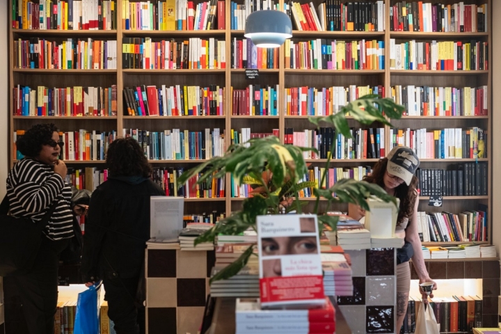 Interior de la librería Lasai