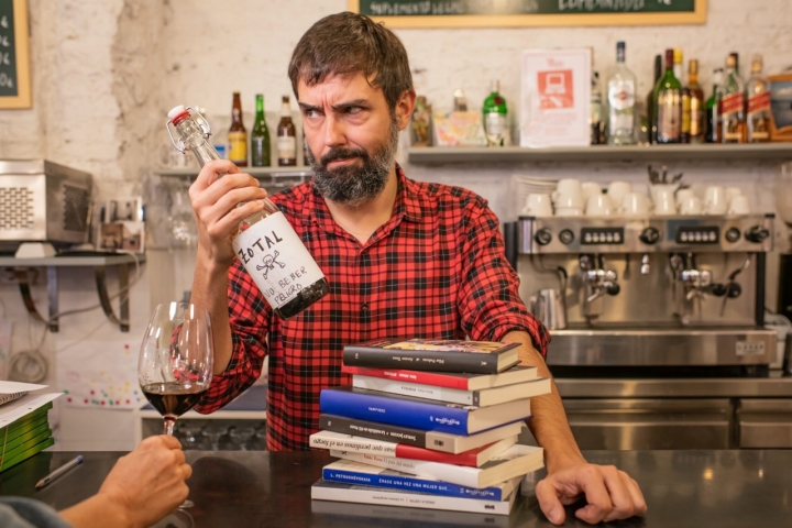 Cuidado con lo que le pides a Alfonso, fíjate en la etiqueta del supuesto vermut. 