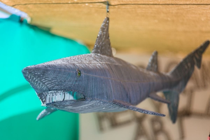 Detalle de un tiburón hecho de alambre en el mercadillo de Las Dalias, Ibiza.