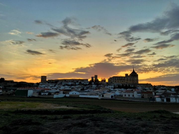 El atardecer sobre Uclés con el perfil del monasterio. Foto: Fundación Fernando Núñez.