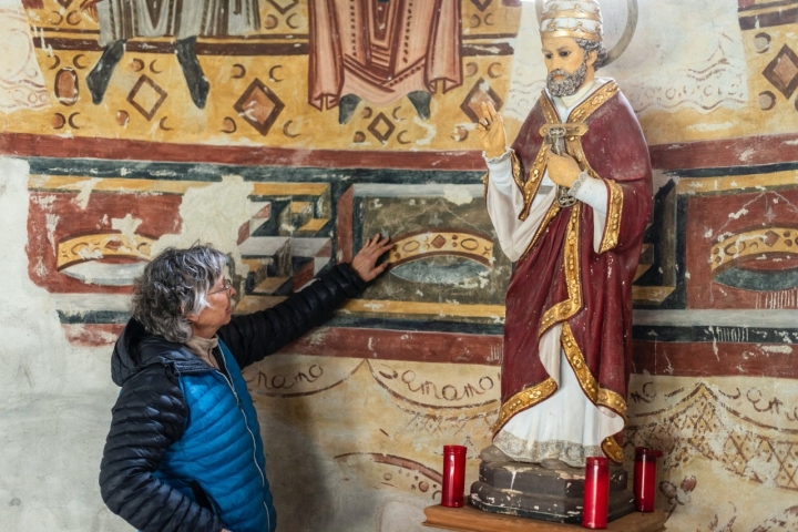 La guía Cristina Simó, en el interior del Monasterio de Sant Pere del Burgal