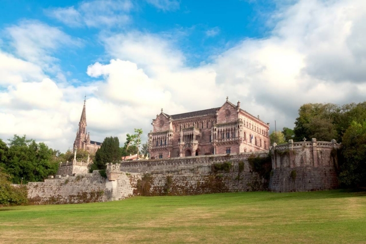 En el Palacio de Sobrellano no llegó a dormir ningún rey. Foto cedida.