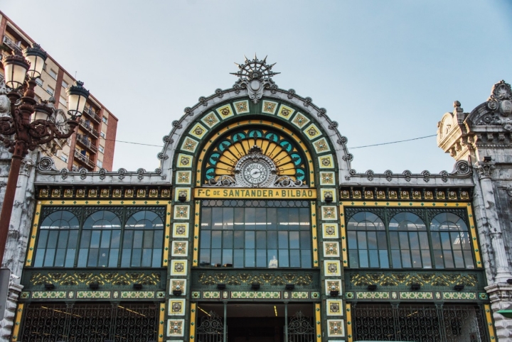 Fachada de la estación de Abanto.