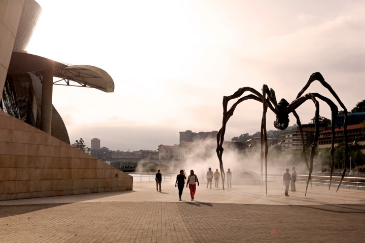 Mamá, la enorme araña construida en bronce, mármol y acero inoxidable por Louise Bourgeois.