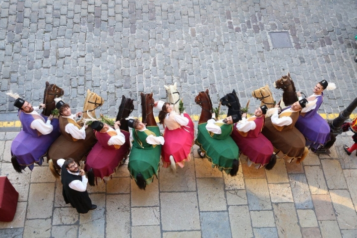 El séquito espera el desembarco de los Reyes Magos en Palma. Foto: Ayto. Palma de Mallorca