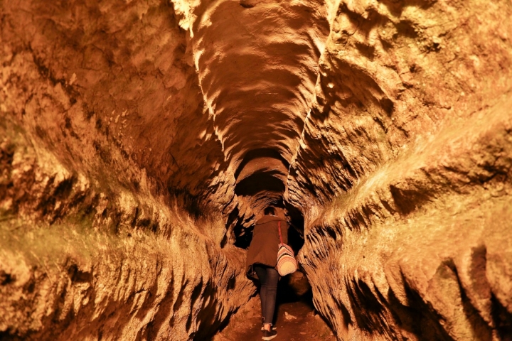 Los pasadizos de la Cueva de las Brujas de Zugarramurdi se adentran en lo espectral.