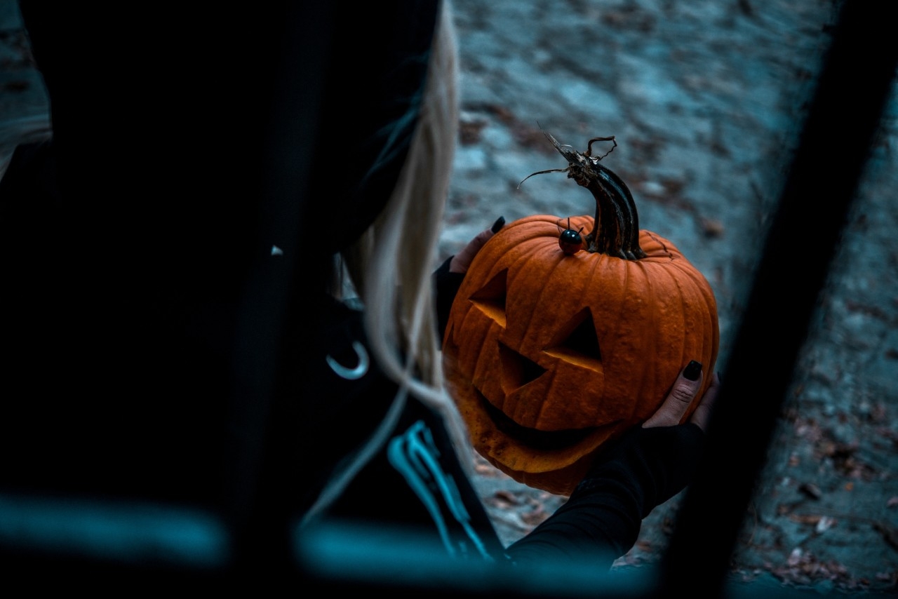 Una chica con una calabaza