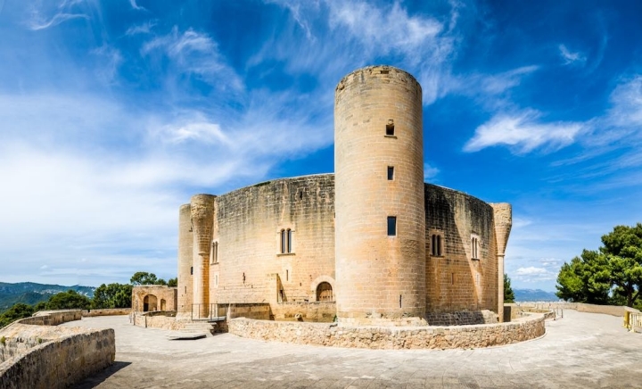 Su nombre significa bella vista, con la ciudad, el puerto y la Sierra de Tramuntana a sus pies. Foto: Shutterstock.