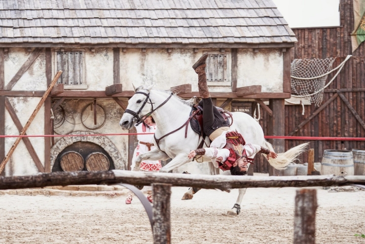 El espectáculo ecuestre incluye volteos cosacos. Foto: Puy du Fou