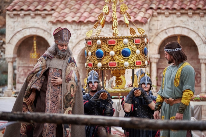  Algunas de las reproducciones de las coronas votivas del Tesoro de Guarrazar. Foto: Puy du Fou