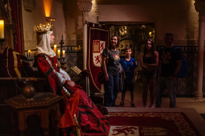 La Reina Isabel recibe al viajero.