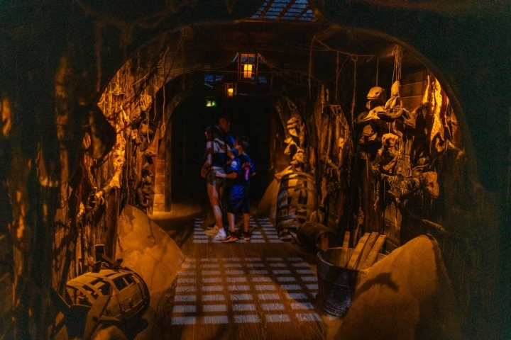 El recorrido transcurre en penumbra y con los sonidos del mar de fondo.