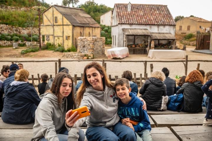 El espectáculo es al aire libre y tiene capacidad para 3.000 personas.