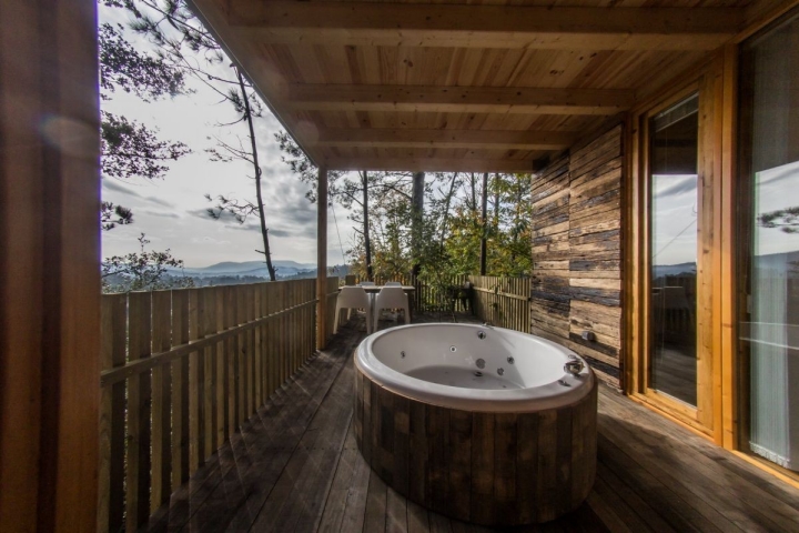 Jacuzzi en Cabañitas del bosque, en A Coruña.