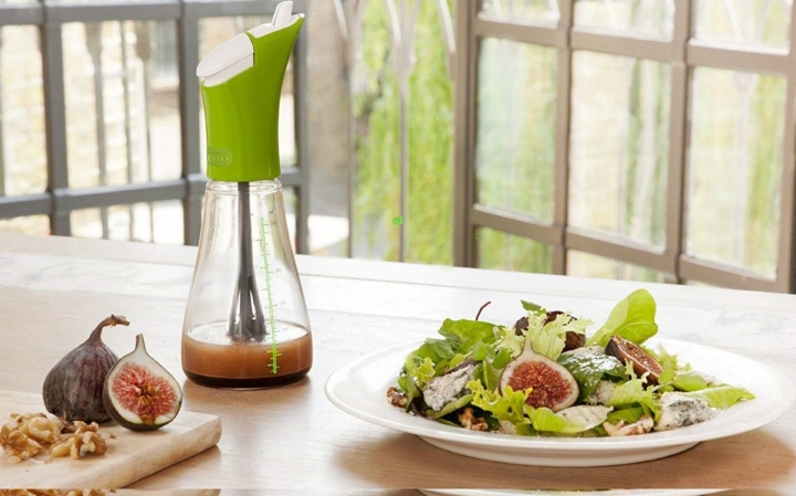 Para evitar que unas partes de la ensalada estén más sabrosas que otras, mezclador de aliños. Foto: Amazon.