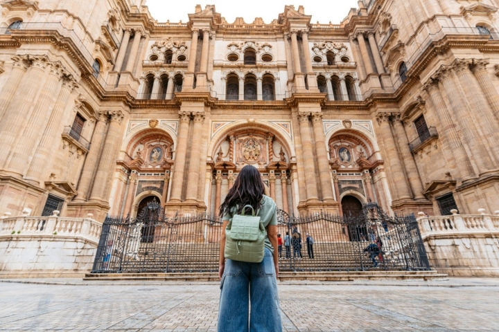 Chica frente a la Catedral de Málaga.